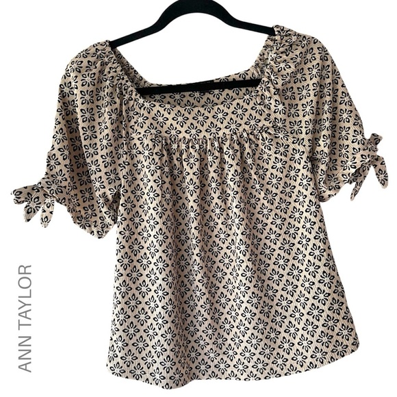 ANN TAYLOR | NWOT | BLACK & WHITE PRINT SHORT SLEEVE TOP | PETITE EXTRA SMALL - Picture 1 of 7